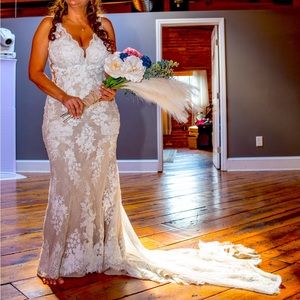 STELLA YORK 1526; Beautiful, fitted, ALTERED, wedding gown